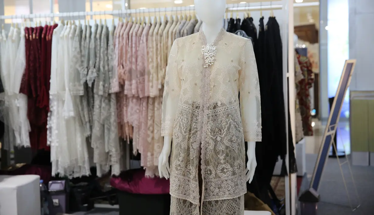 Perkembangan dunia digital mendorong Sarah Dewanto untuk memperluas jangkauan target pasar. Lebih dari 15 model pakaian dan lebih dari 8 pilihan warna disediakan untuk para pecinta fashion, khususnya bagi mereka yang membutuhkannya untuk acara-acara tertentu. [Adrian Putra/Fimela]