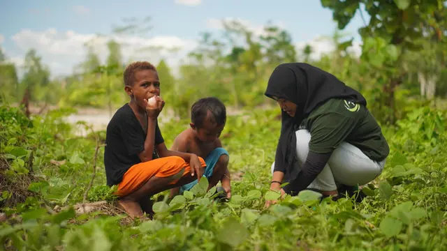 Salah satu Aksi Sobat Bumi dilakukan oleh mahasiwa penerima beasiswa ketika melakukan penanaman bibit tanaman di wilayah Natuna. (Liputan6.com/Jayadi Supriadin)