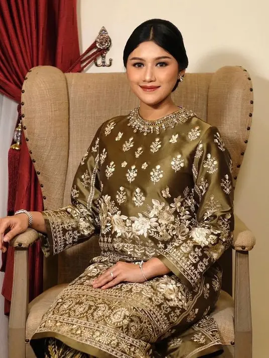 Menghadiri kondangan saudaranya, Erina tampil dengan atasan baju kurung hijau embroidery dipadukan rok panjang  batik.  [@erinagudono]