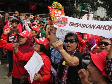 Massa pro Basuki Tjahaja Purnama atau Ahok yang tergabung dalam Komunitas Bangsa Bersatu melakukan aksi di depan PN Jakarta Utara, Senin (26/2). Mereka mendukung peninjauan kembali (PK) yang diajukan oleh Ahok. (Liputan6.com/Arya Manggala)