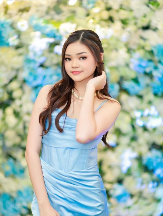 Sempat dikabarkan tak akur, namun kini Bella Shofie dan Putri Rigan kerap tampil bersama. Penampilan gadis yang kerap disapa Putri Rigan ini tak kalah stylish dari sang ibu sambung, Bella Shofie. (Liputan6.com/IG/putri_rigan)