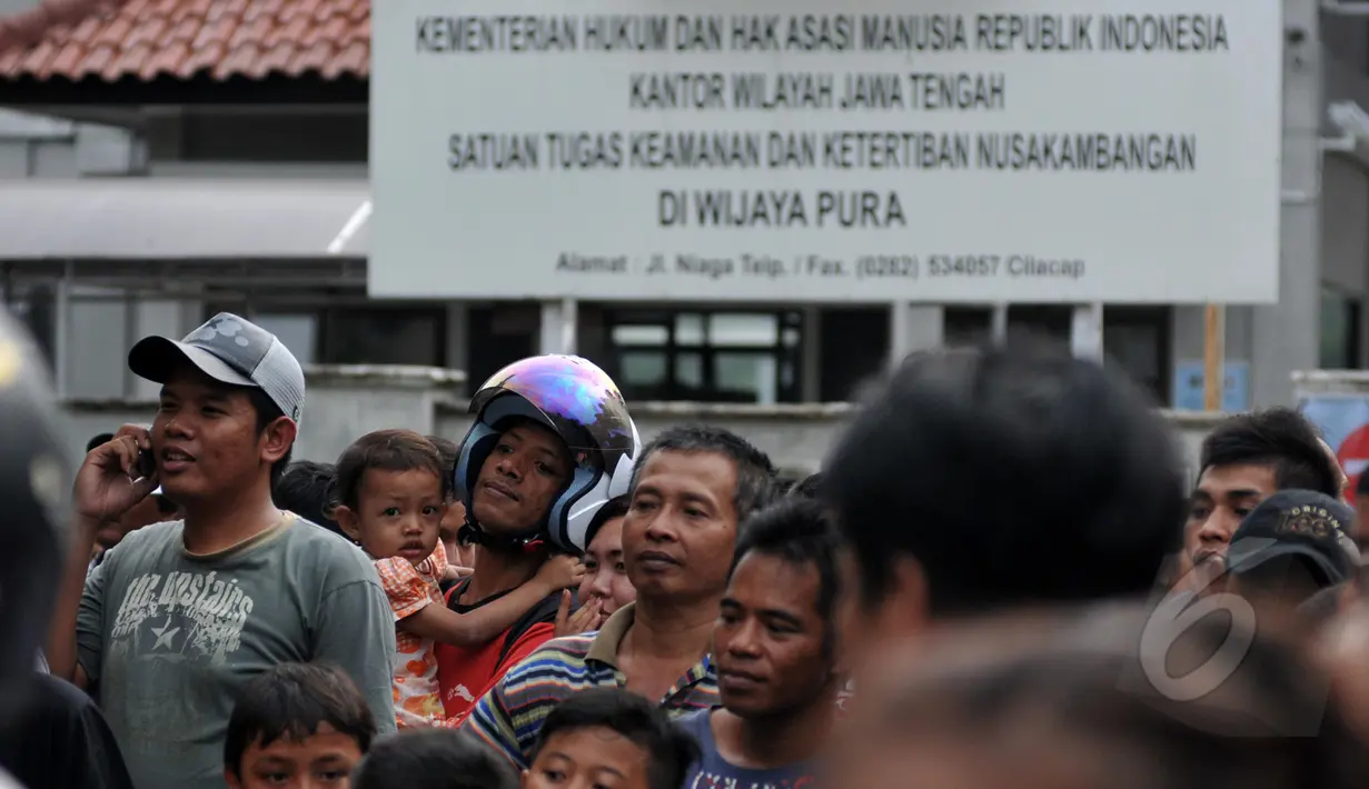 Ratusan warga berbondong-bondong memadati Dermaga Wijayapura, Cilacap, Jawa Tengah, Kamis (5/3/2015). Mereka penasaran akan proses eksekusi mati terhadap sejumlah tersangka kasus narkoba yang digelar di Nusakambangan. (Liputan6.com/Johan Tallo)