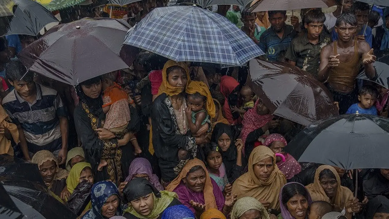 Warga Rohingya di dekat kamp pengungsi Balukhali, Bangladesh, menanti distribusi bantuan