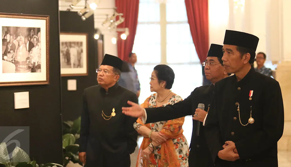 Presiden Joko Widodo (Jokowi) didampingi Wapres Jusuf Kalla dan Presiden Kelima RI Megawati Soekarnoputri melihat pameran foto dalam rangka peringatan Konferensi Asia Afrika (KAA) ke-62 di Istana Negara, Jakarta, Selasa (18/4). (Liputan6.com/Angga Yuniar)