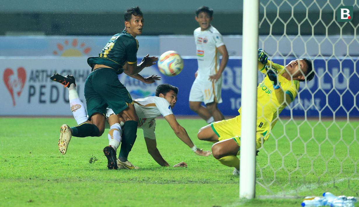 <p>Kiper Persikabo 1973, Syahrul Trisna (kanan) berusaha mengahalu bola tandukan pemain Persija Jakarta, Aji Kusuma pada laga pekan kedua BRI Liga 1 2023/2024 di Stadion Pakansari, Cibinong, Bogor, Minggu (9/7/2023). (Bola.com/M Iqbal Ichsan)</p>
