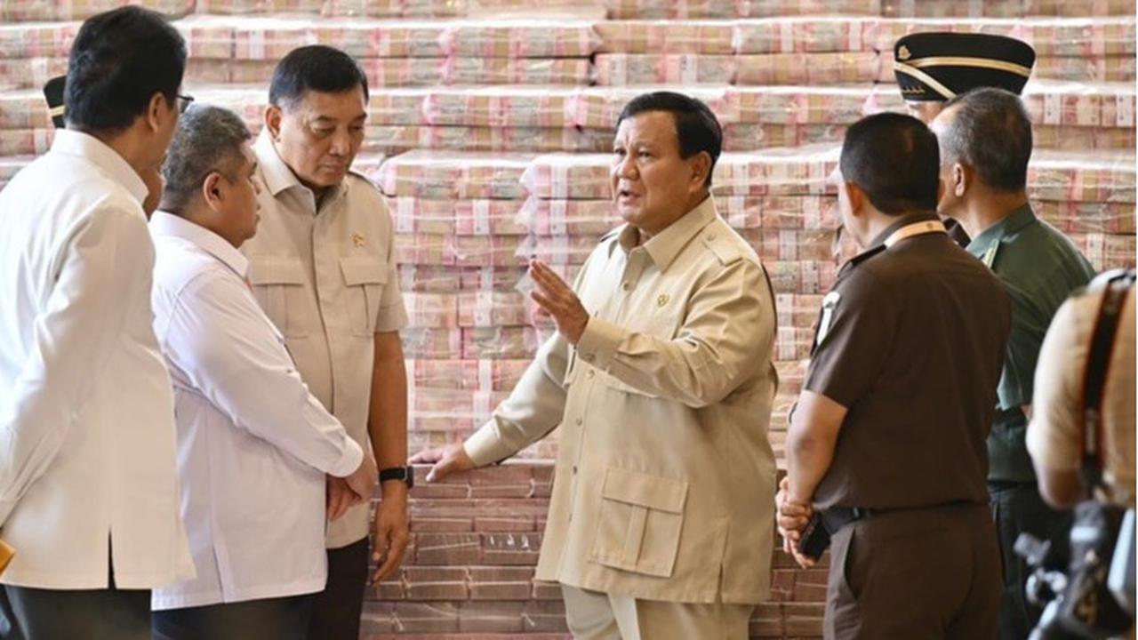 VIDEO: Panglima TNI Buru-Buru Mendekat Dipanggil Prabowo-Sjafrie, Ngobrol Serius Depan Tumpukan Uang