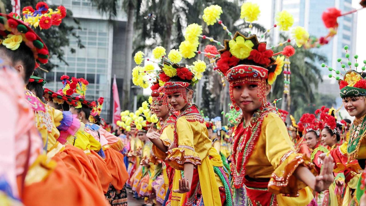 FOTO: “Jakarta dalam Warna”, Ribuan Penari Betawi Semarakkan Bundaran HI di Hari Bebas Kendaraan Bermotor