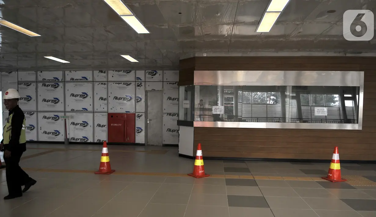 Aktivitas pekerja di Stasiun Light Rail Transit (LRT) Cibubur, Harjamukti, Depok, Minggu (13/10/2019). Progres pembangunan Stasiun LRT Cibubur baru mencapai 60 persen dan ditargetkan rampung serta diuji coba pada November 2019. (merdeka.com/Iqbal S. Nugroho)