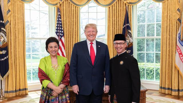 Dubes RI untuk Amerika Serikat, Mahendra Siregar dan istri bersama Presiden AS Donald Trump (kredit: KBRI Washington)
