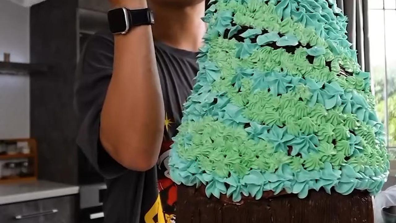 Nicky Tirta Bagikan Video Buat Kue Ukuran Besar Bentuk Pohon Natal, Banjir Pujian