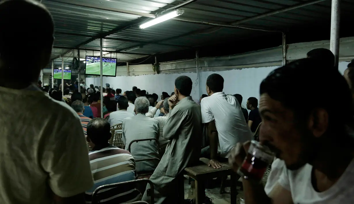 Warga menonton pertandingan antara Liverpool dengan AS Roma di sebuah kafe di Desa Nil Delta Nagrig, Mesir, Rabu (2/5). Mohammed Salah menjadi inspirasi masyarakat di desanya untuk berkarier di dunia sepak bola. (AP Photo/Nariman El-Mofty)