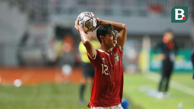 Foto: Melihat Lebih Dekat Lemparan Sakti Ala Pratama Arhan, Lawan Auto Deg-degan