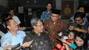 Gubernur Jawa Barat, Ahmad Heryawan (depan) diwawancarai usai diperiksa Bareskrim Polri di Jakarta, Kamis (28/1). Terjadinya dugaan korupsi pembangunan Stadion Gelora BLA Bandung diketahui setelah pada 2014. (Liputan6.com/Helmi Afandi)