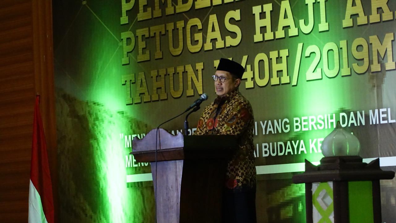 Menteri Agama Lukman Syaifuddin saat memberikan sambutan pada acara Pembekalan Terintegrasi Petugas Haji Arab Saudi 2019 di Asrama Haji Pondok Gede. MCH/Bahauddin