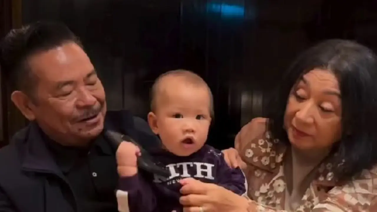 Potret Kyarra Anak Jessica Mila Main Bareng Kakek dan Neneknya (credit: instagram/jesicamila03)