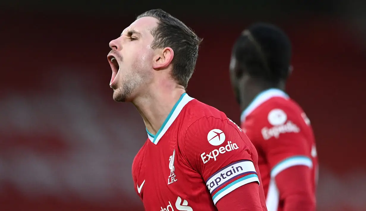 Peran Jordan Henderson amat terasa saat perginya Steven Gerrard dari Liverpool pada 2015. Ia menjadi penerus ban kapten The Reds hingga kini. Saat rumor kepergiannya berhembus akibat buntunya pembicaraan kontrak, 5 pemain berikut layak jadi kandidat penggantinya. (Foto: AFP/Pool/Laurence Griffiths)