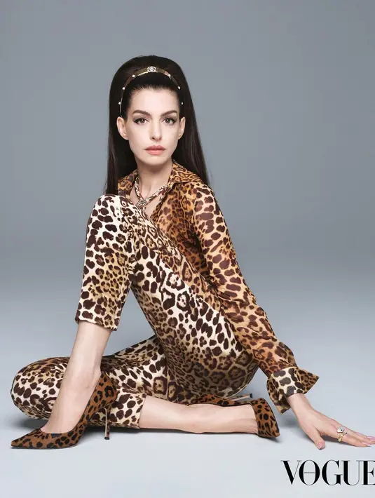 Dalam satu set busana bercorak totol macan, Anne Hathaway juga tampil luar biasa. Atasan kemeja memiliki corak senada dengan celana dan high heelsnya. Ia menambahkan bando bernuansa emas dengan tatanan rambut yang sesuai. Foto: Instagram.