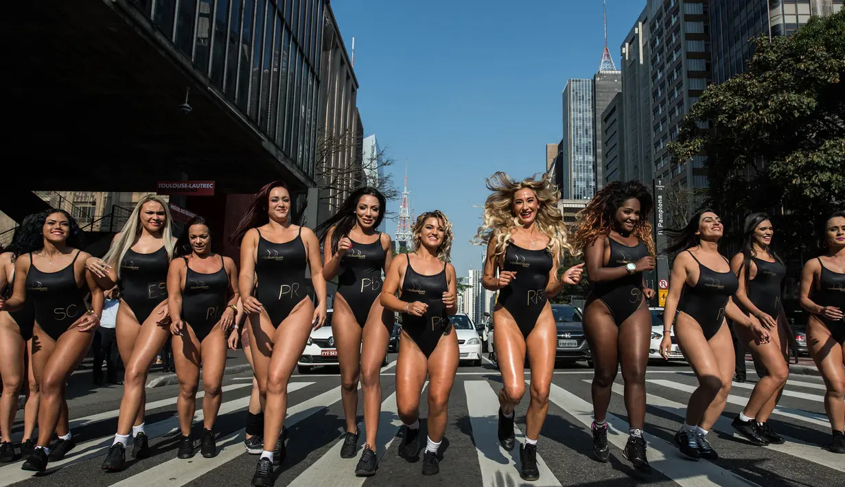 Sejumlah model turun ke jalan mempromosikan kontes kecantikan Miss Bumbum 2017 di Paulista Avenue, Sao Paulo, Senin (7/8). Kontes yang menganugerahi wanita dengan pantat terindah seantero Brasil itu akan diadakan 6 November mendatang. (Nelson ALMEIDA/AFP)