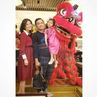Sarwendah dan Ruben Onsu foto bareng Barongsai. (dok. Instagram @ruben_onsu/https://www.instagram.com/p/BtdowaaFCjc/Putu Elmira)