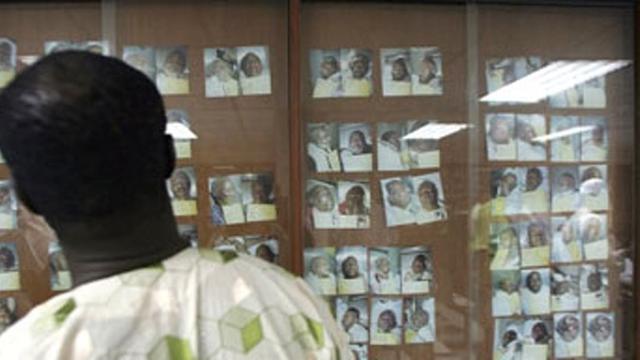 Seorang jemaah melihat foto korban tragedi Mina pada 2006