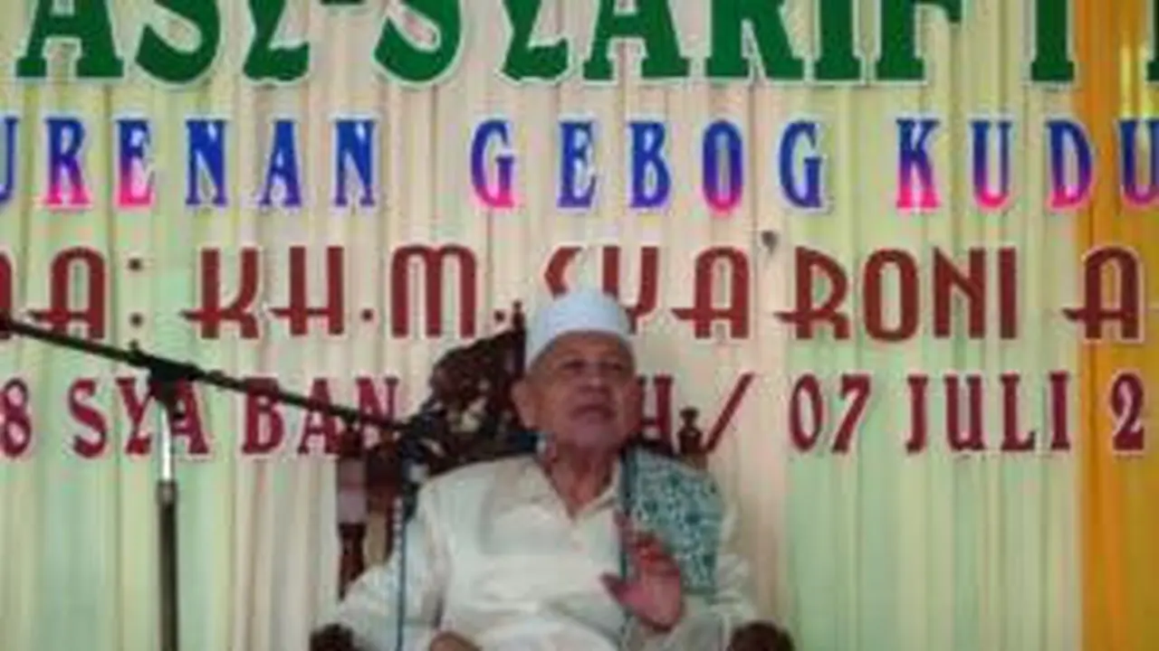 KH Sya'roni Ahmadi, ulama Al-Qur'an asal Kudus yang juga pernah menjabat Mustasyar PBNU. (Foto: NU Online)