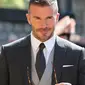 Gaya mantan pemain sepak bola Inggris, David Beckham saat menghadiri pernikahan Pangeran Harry dan Meghan Markle di St. George's Chapel, Kastil Windsor, Inggris, Sabtu (19/5). (GARETH FULLER/POOL/AFP)