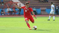 Pemain Timnas Indonesia U-23, Egy Maulana Vikri menendang bola&nbsp;saat laga lanjutan Grup A SEA Games 2021 antara Timnas Filipina melawan Timnas Indonesia di Stadion Viet Tri, Phu Tho, Vietnam, Jumat (13/05/2022). (Bola.com/Ikhwan Yanuar)