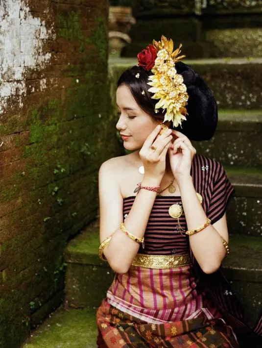 Gayanya terlihat semakin anggun dengan aksesori berupa mahkota adat bali. (Instagram/sarah_menzel).