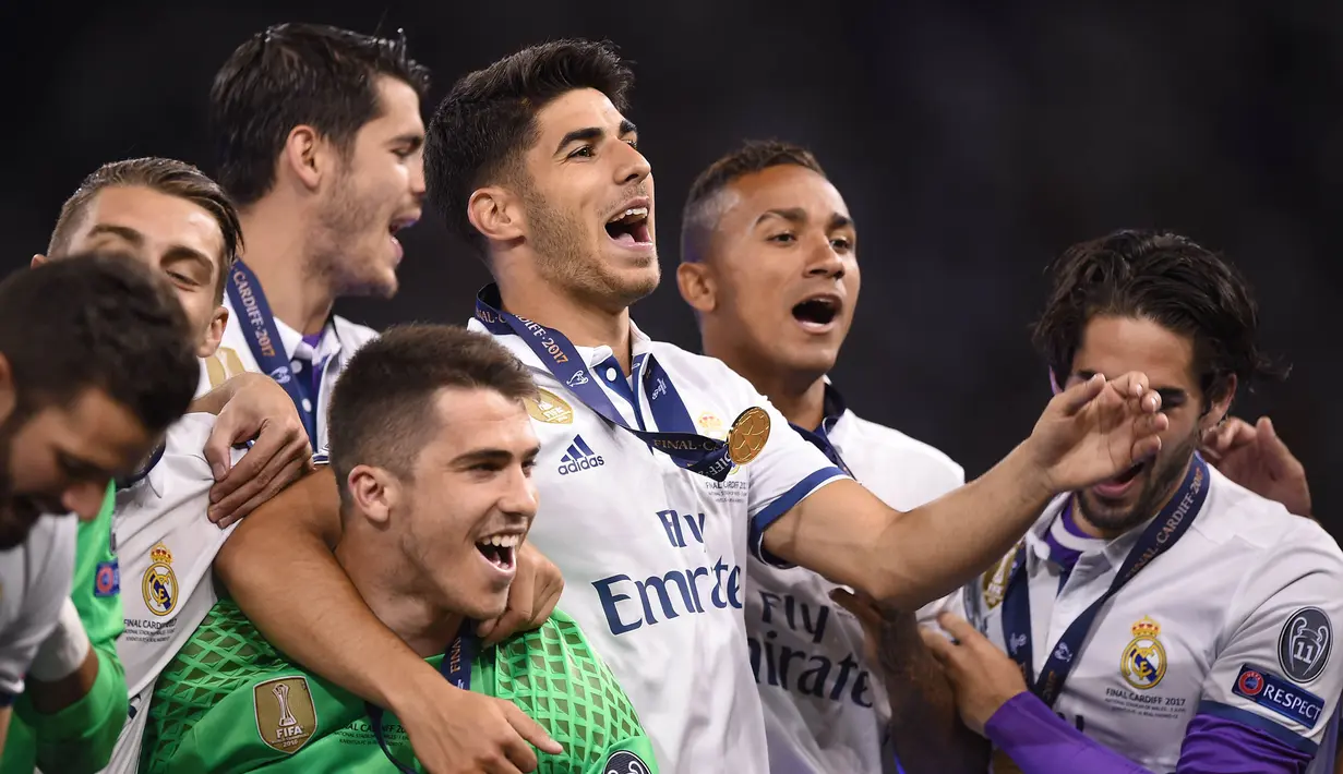 Gelandang Real Madrid, Marco Asensio, bernyanyi bersama rekan-rekannya merayakan gelar juara Liga Champions di Stadion Millenium, Cardiff, Sabtu (3/6/2017). Madrid menang 4-1 atas Juventus. (AFP/Filippo Monteforte)