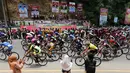 Para pebalap sepeda saat memulai start ulang di kota Painan dalam Etape 1 Tour de Singkarak 2015, Sabtu (3/10/2015). (Bola.com/Arief Bagus)