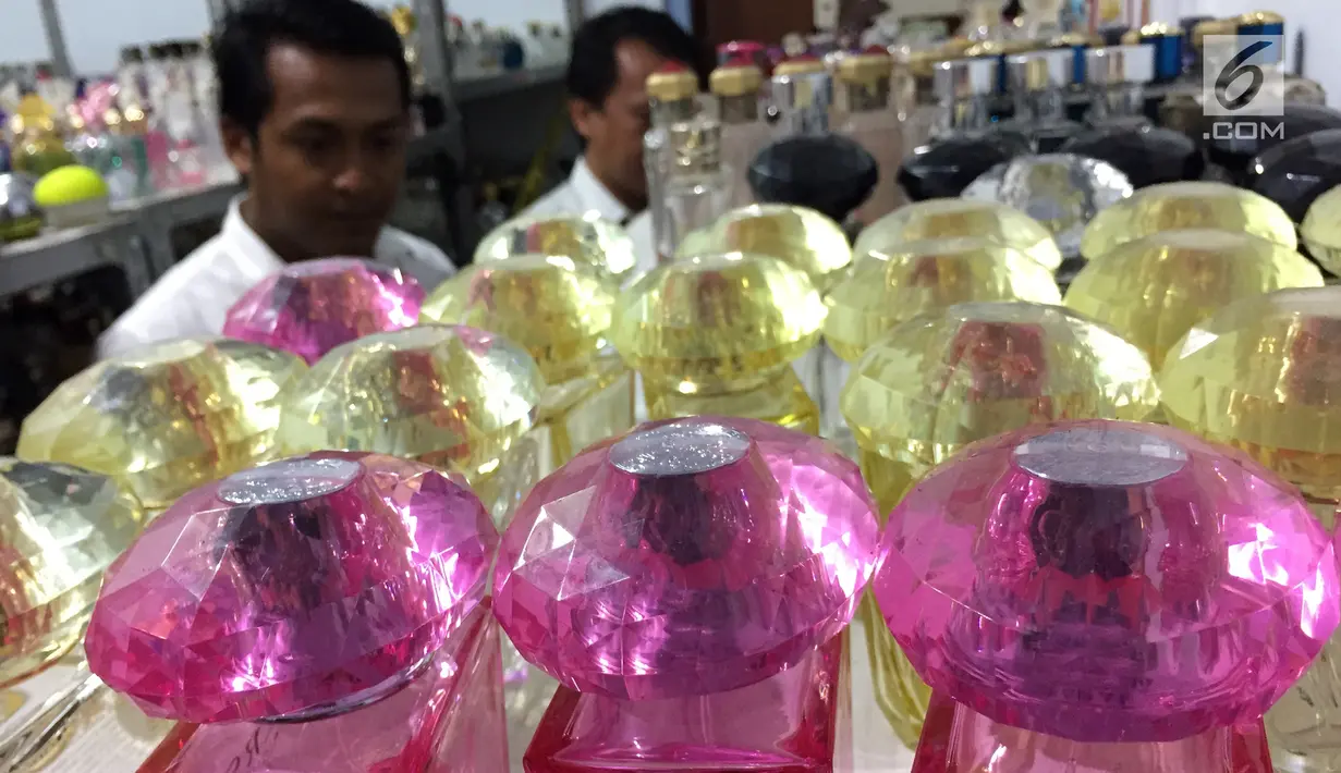 Suasana saat petugas menggerebek pabrik pembuatan parfum palsu berbagai merek di kawasan Tamansari, Jakarta Barat, Rabu (7/2). Menurut uji BPOM, parfum palsu tersebut berbahaya karena bisa mengakibatkan penyakit kulit. (Liputan6.com/Immanuel Antonius)