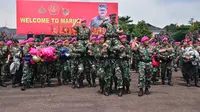 Panglima TNI Hadi Tjahjanto diarak prajurit Marinir di Cilandak, (Kamis 21 Desember 2017). (Dok. Kormar)