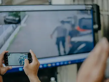 Jurnalis mengambil gambar layar yang menampilkan  video rekaman CCTV di komplek Polri Duren Tiga saat berlangsungnya sidang lanjutan kasus pembunuhan berencana terhadap Brigadir Nopriansyah Yosua Hutabarat atau Brigadir J dengan terdakawa Ferdy Sambo dan Putri Candrawathi di PN Jakarta, Selasa (29/11/2022). Ferdy Sambo serta Putri Candrawathi menghadiri sidang dengan agenda pemeriksaan saksi tersebut. (Liputan6.com/Faizal Fanani)