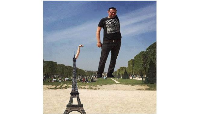 Foto Pria Ini Salah Angle, Hasil Photoshopnya Malah Bikin Ngakak (sumber:Facebook/Kementrian Humor Indonesia)
