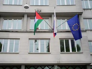 Foto yang diambil di Ljubljana pada 30 Mei 2024 ini menunjukkan bendera Palestina di samping bendera Slovenia dan Eropa di Gedung Pemerintah. (Jure Makovec / AFP)