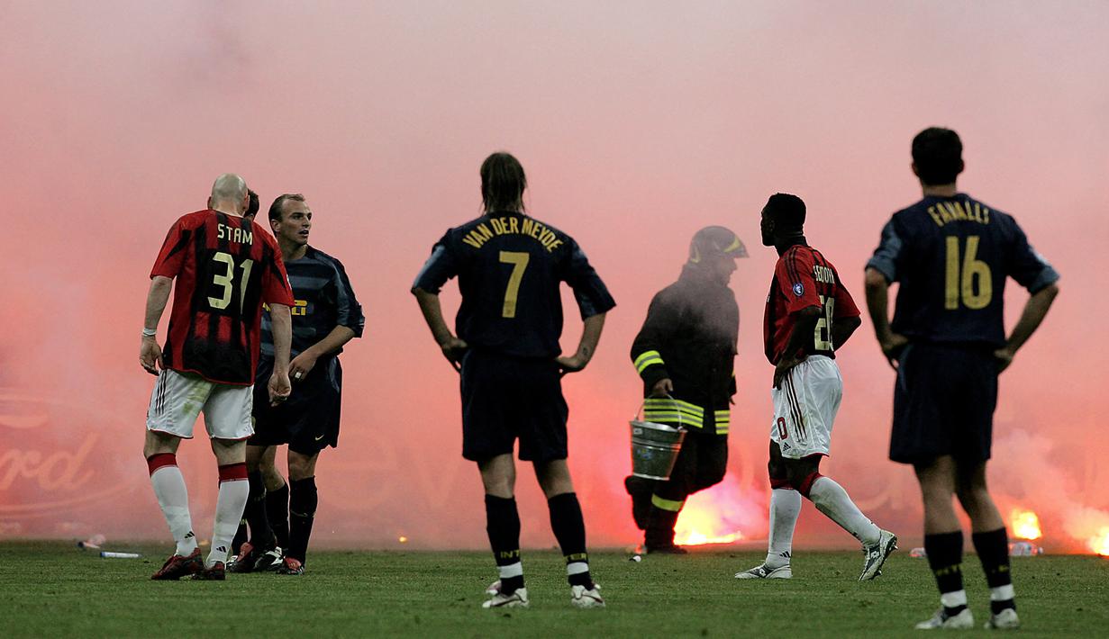AC Milan dan Inter Milan kembali akan bertemu pada fase gugur Liga Champions 2022/2023 tepatnya di babak semifinal. Kepastian tersebut didapat setelah keduanya mampu memenangi laga perempatfinal atas lawan-lawannya. Dalam sejarah Liga Champions, AC Milan dan Inter Milan tercatat pernah dua kali bertemu di fase gugur dengan hasil dua kali kemenangan untuk AC Milan, salah satunya dihentikan wasit. Yuk simak kedua pertemuan tersebut. (AFP/Filippo Monteforte)