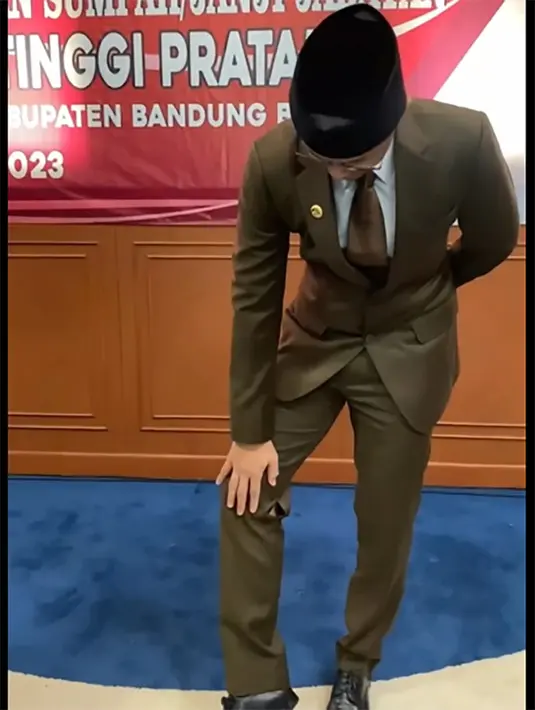 "Celana yang saya pakai udah bolong. Untung udah selesai acara pelantikan," kata Hengky sambil menunjukkan celananya yang robek. Momen tersebut diketahui setelah acara pelantikan selesai dan akan pindah ke tempat lain menghadiri acara. [Instagram/hengkykurniawan]