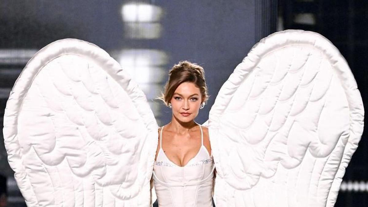 Supermodel Sejati, Gaya Gigi Hadid Tampil dengan 2 Look Bold dan Sayap Ikonis di Victoria’s Secret Fashion Show 2025