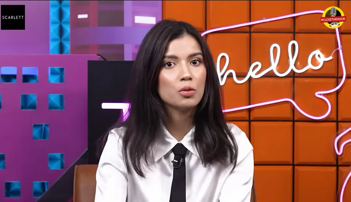 "Sebenarnya bagus sih, bukan pelit sebenarnya, tapi kayak benar-benar memperhitungkan duit yang keluar dan masuk segalanya. Apa what's important sama hal yang nggak penting apa gitu," kata Sabrina. [Youtube/Azka Corbuzier]