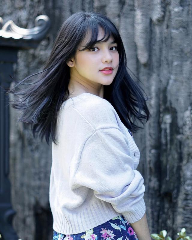 Kian memukau dengan poni, begini 6 potret model rambut panjang sebahu ala Davina Karamoy