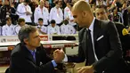 Pelatih asal Portugal Jose Mourinho (kiri) berjabat tangan dengan pelatih Barcelona Josep Guardiola sebelum pertandingan final Piala Spanyol Real Madrid melawan Barcelona di Stadion Mestalla di Valencia pada 20 April 2011. (AFP PHOTO/Lluis GENE)