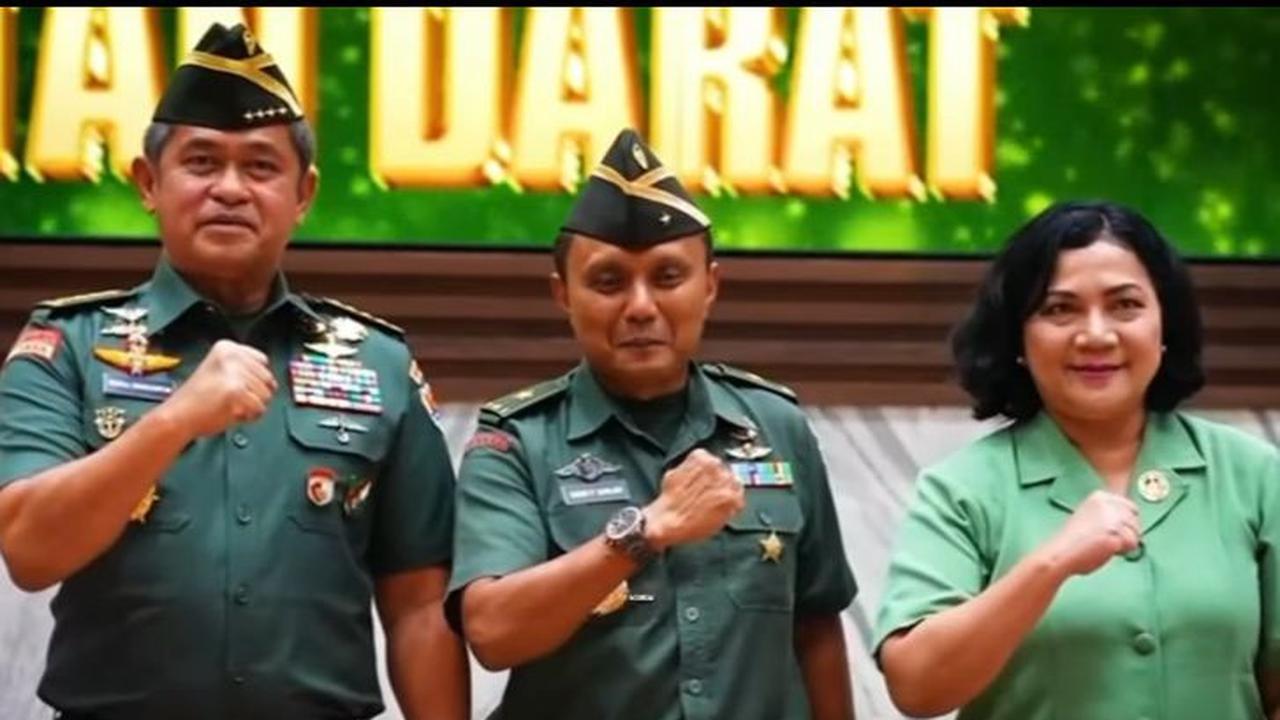 Kenaikan pangkat Brigadir Jenderal diberikan kepada Brigjen TNI Simon Petrus Kamlasi. <br>