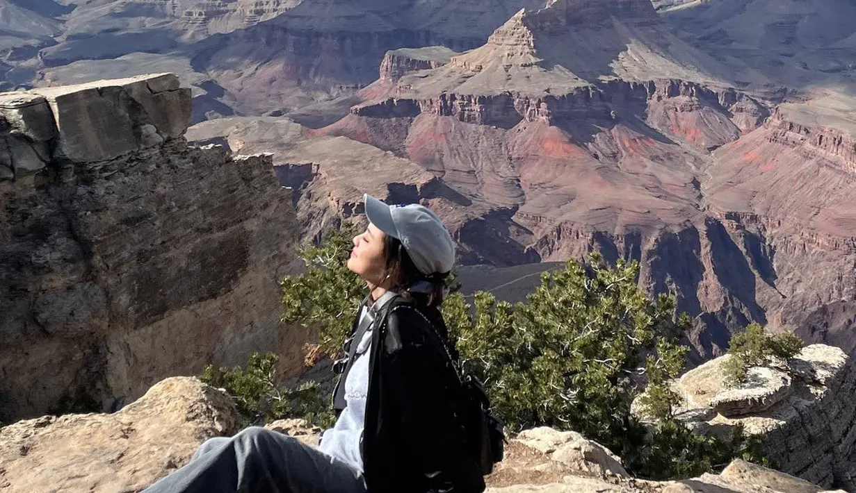 Liburan ke Negeri Paman Sam, Gege Elisa mengunjungi Grand Canyon. Dalam momen liburan tersebut, Gege tampil dengan busana kasual yang terlihat menawan. Melihat indahnya Grand Canyon, banyak momen diabadikan di media sosial Instagram(Liputan6.com/IG/@gegeelisa94)