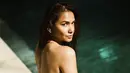 <p>Duduk manis di pinggir kolam renang, tatapan tajam Nova Eliza ini tampak menggoda. (Instagram/novaelizatime)</p>
