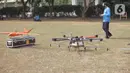 Peserta mengoperasikan dronenya saat lomba drone KASAU CUP KASAU CUP 2020 di Lapangan Wisma Aldiron, Jakarta, Sabtu (12/9/2020). Lomba yang diselengarakan TNI AU World Airsport Federation Federasi Aero Sport Indonesia memperebutkan piala Kasau Cup 2020 dengan lima kategori. (merdeka.com/Imam Buhori