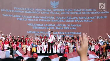 Konduktor, Addie MS memimpin peserta menyanyikan lagu Nyiur Melambai saat gelaran Harmoni Indonesia 2018 di Kompleks Gelora Bung Karno, Jakarta, Minggu (5/8). Lima buah lagu termasuk Indonesia Raya dinyanyikan bersama. (Liputan6.com/Helmi Fithriansyah)