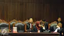 Sejumlah kuasa hukum pemohon mendengarkan putusan perkara perselisihan hasil Pilkada 2015 di gedung Mahkamah Konstitusi, Jakarta, Senin (18/1/2016). Mahkamah Konstitusi membacakan 40 putusan perkara hasil Pilkada 2015. (Liputan6.com/Helmi Fithriansyah)