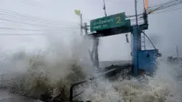 Gelombang laut tinggi muncul di Thailand selatan sebagai akibat dari hantaman Badai Tropis Pabuk (AFP)