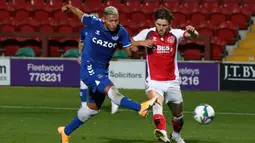 Striker Everton, Richarlison, berebut bola dengan pemain Fleetwood pada laga Piala Inggris, Kamis (24/9/2020) dini hari WIB. Everton menang 5-2 atas Fleetwood. (AFP/Alex Livesey/pool)