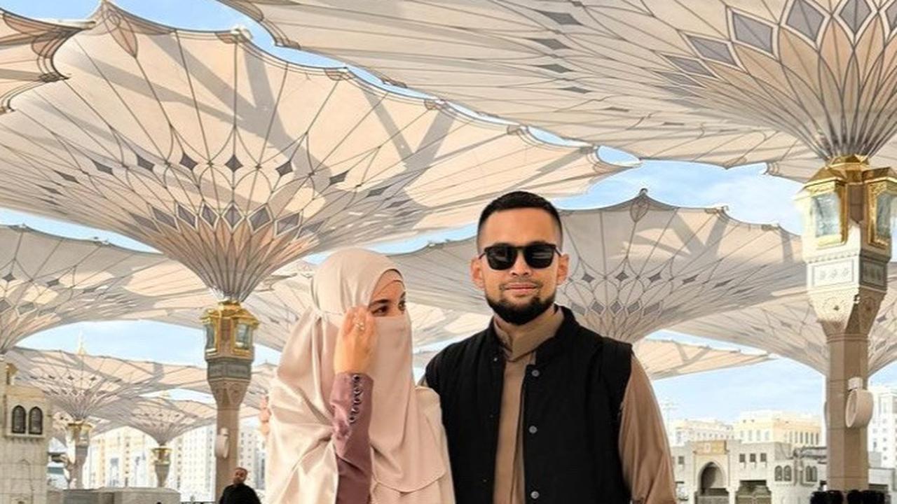 Pasangan Teuku Wisnu dan Shireen Sungkar juga memilih melakukan umrah di penghujung tahun 2023. Keluarga artis yang terkenal harmonis ini turut mengajak putra pertamanya, Teuku Adam Al Fatih.
